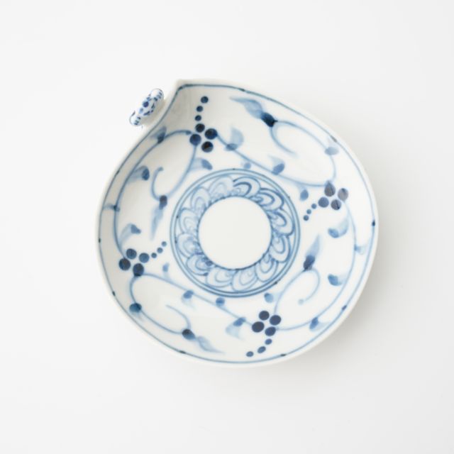 HASAMI WARE "IKKANNJIN" SMALL PLATE WITH NUT-ARABESQUE DESIGN