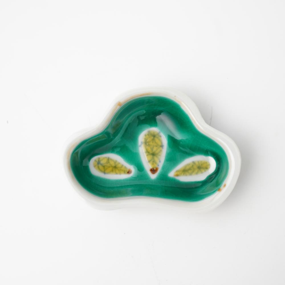 KUTANI WARE SOHATO KILN GOOD FORTUNE SMALL PLATE WITH PINE
