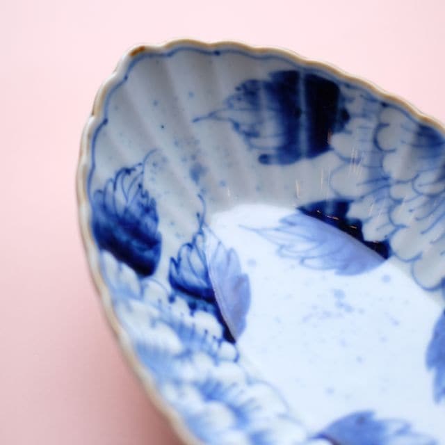 HASAMI WARE CHRYSANTHEMUM-SHAPED SMALL BOWL WITH PEONY BRUSHWORK