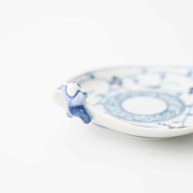 HASAMI WARE "IKKANNJIN" SMALL PLATE WITH NUT-ARABESQUE DESIGN