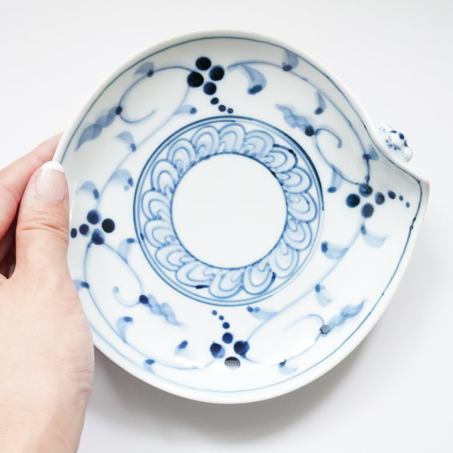 HASAMI WARE "IKKANNJIN" INDIVIDUAL PLATE WITH NUT-ARABESQUE PATTERN