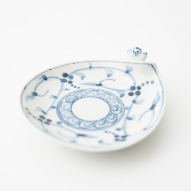 HASAMI WARE "IKKANNJIN" SMALL PLATE WITH NUT-ARABESQUE DESIGN