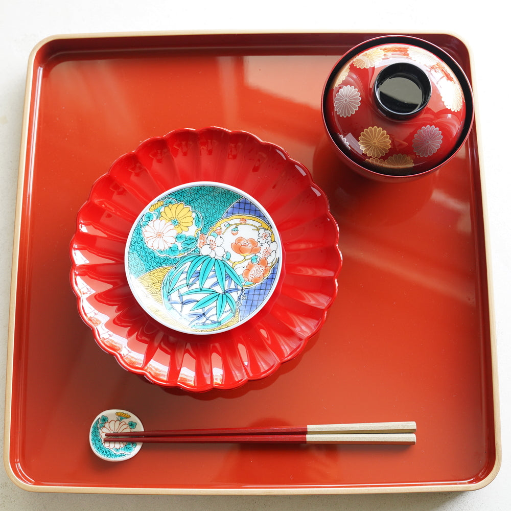 RED CHRYSANTHEMUM FILLED DESIGN WITH BLACK INTERIOR PLATE