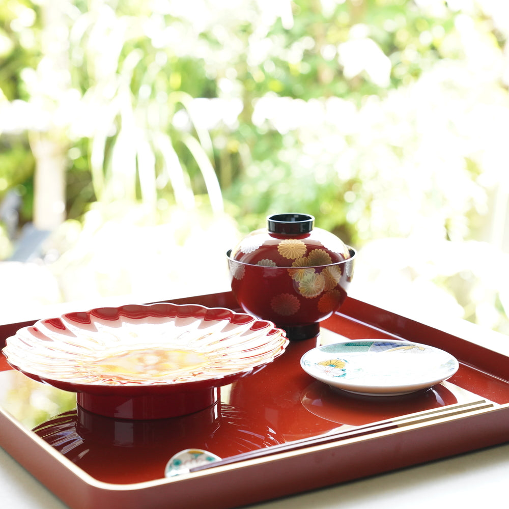 RED CHRYSANTHEMUM FILLED DESIGN WITH BLACK INTERIOR PLATE