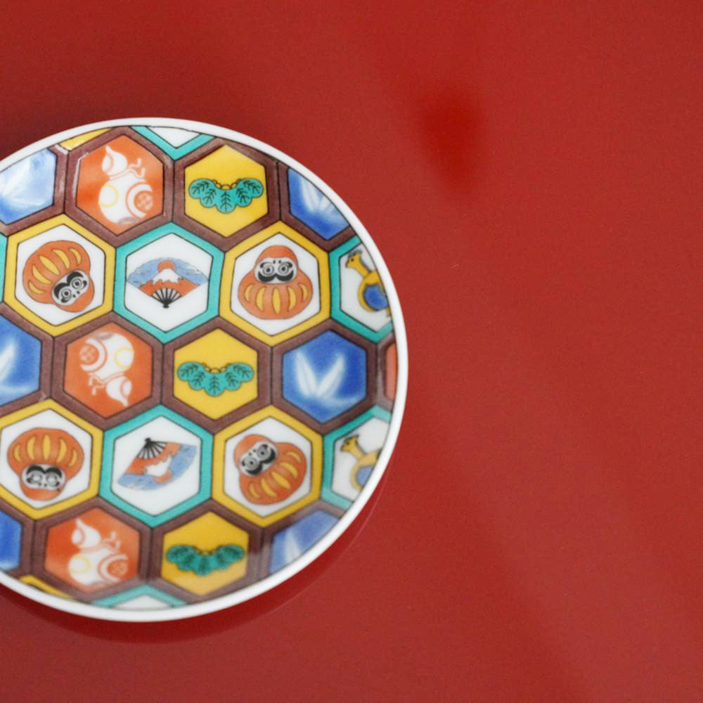 KUTANI WARE SMALL PLATE WITH DARUMA MOTIF