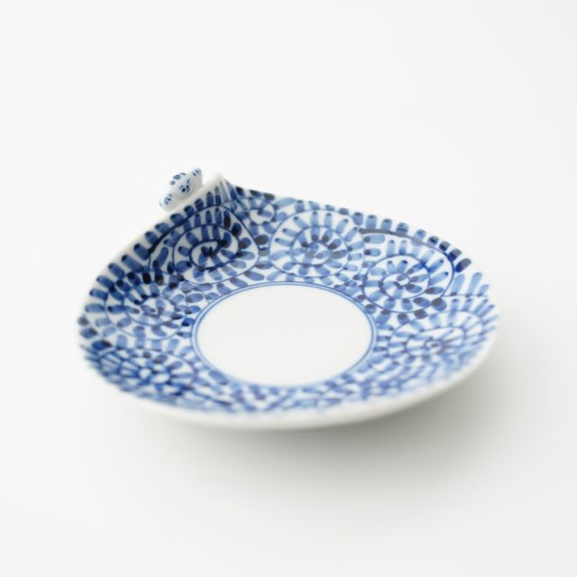 HASAMI WARE "IKKANNJIN" SMALL PLATE WITH OCTOPUS-ARABESQUE PATTERN