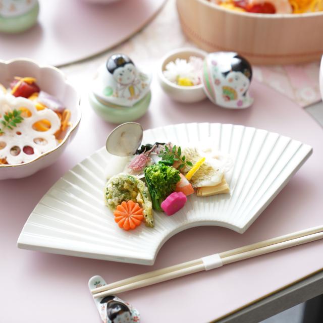 YUWEN ORIGINAL ECHIZEN LACQUER HALF-MOON TRAY PINK MAT WITH GOLD RIM