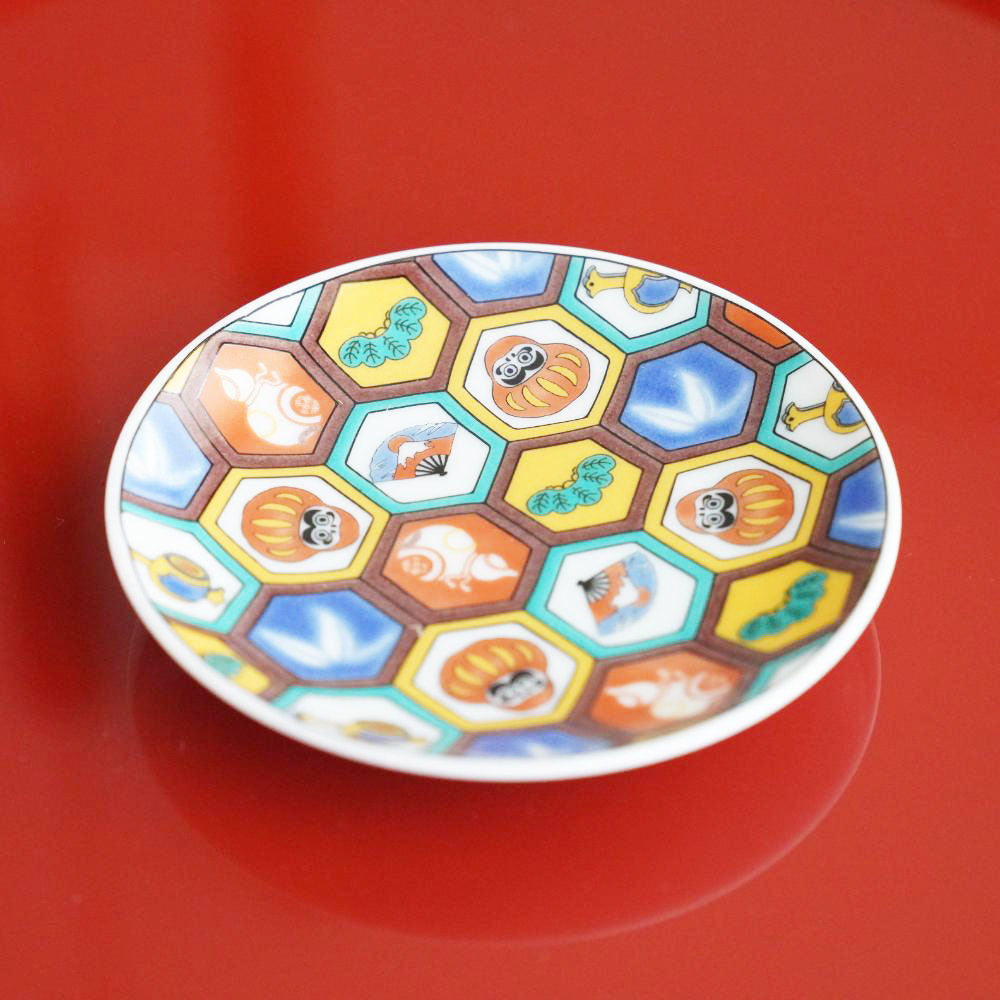 KUTANI WARE SMALL PLATE WITH DARUMA MOTIF