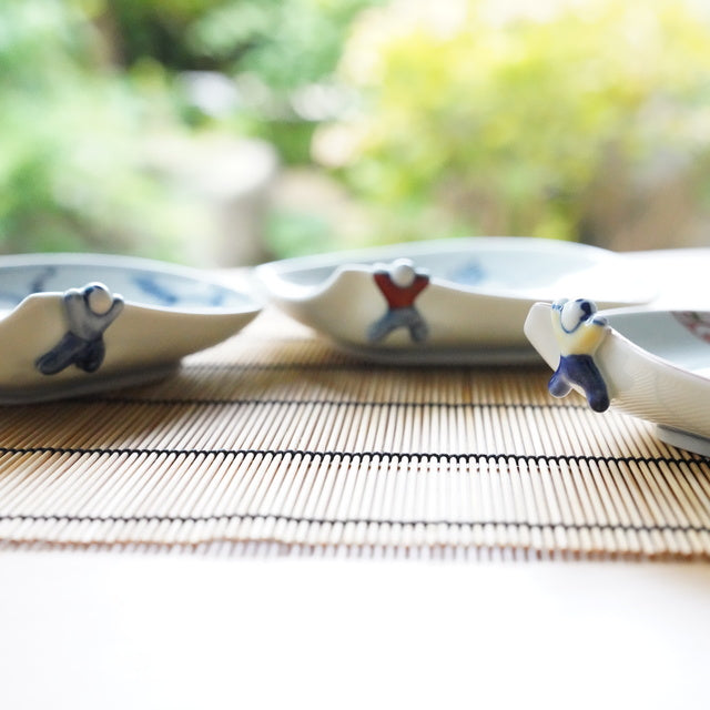 HASAMI WARE "IKKANNJIN" INDIVIDUAL PLATE WITH NUT-ARABESQUE PATTERN