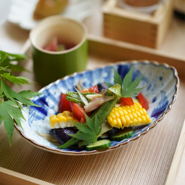HASAMI WARE CHRYSANTHEMUM-SHAPED SMALL BOWL WITH PEONY BRUSHWORK