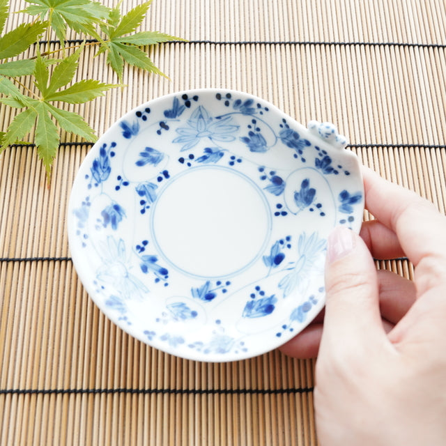 HASAMI WARE "IKKANNJIN" SMALL PLATE WITH INDIGO ARABESQUE