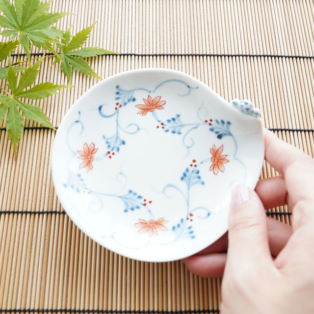 HASAMI WARE "IKKANNJIN" SMALL PLATE WITH FACETED FLORAL-ARABESQUE
