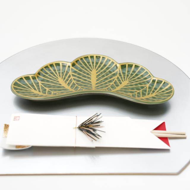 YUWEN ORIGINAL ECHIZEN LACQUER HALF-MOON TRAY WITH SILVER-GOLD RIM