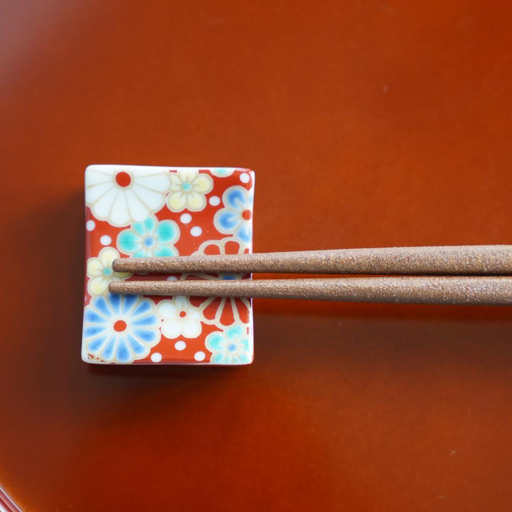 KUTANI WARE SEIKO KILN CHOPSTICK REST WITH PLUM & CHRYSANTHEMUM