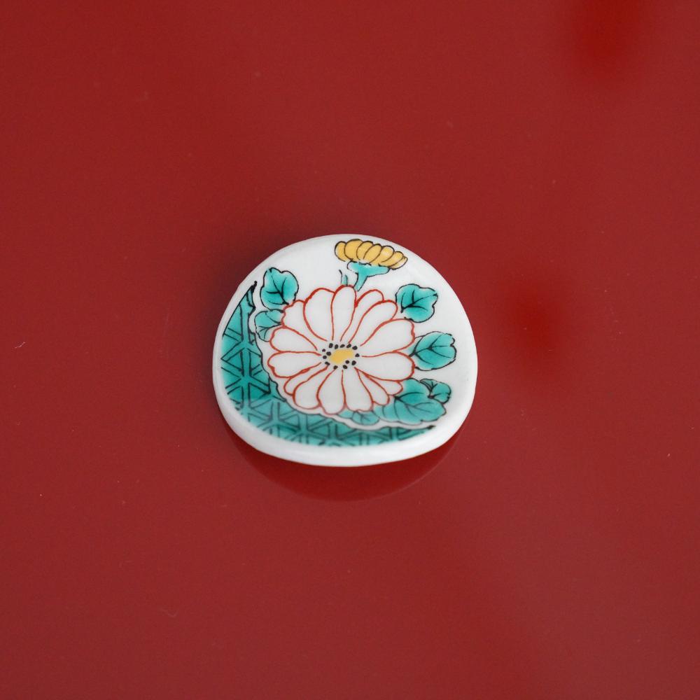 KUTANI WARE CURVED CHOPSTICK REST REIWA HANAMARU CHRYSANTHEMUM