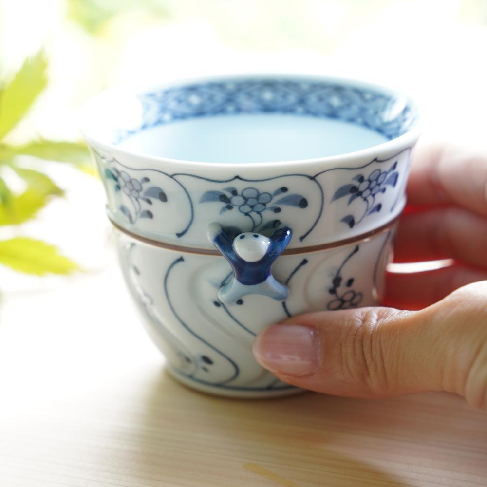 IKKANNJIN CARVED TEACUP WITH WILD FLOWERS (BLUE)