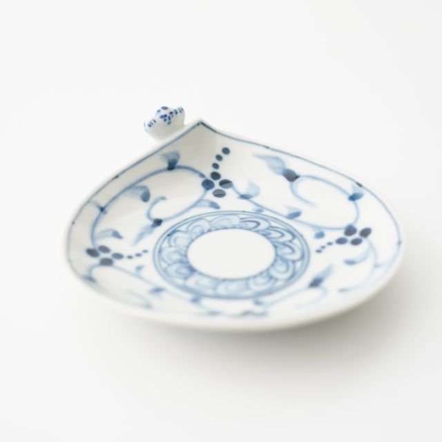 HASAMI WARE "IKKANNJIN" SMALL PLATE WITH NUT-ARABESQUE DESIGN