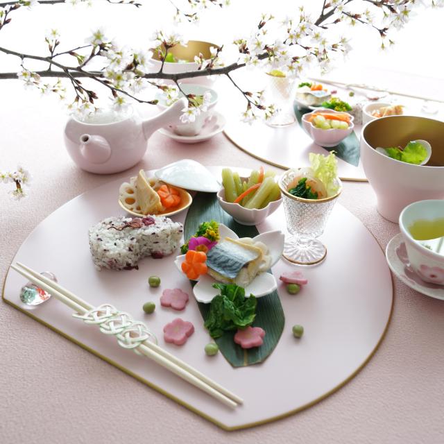 YUWEN ORIGINAL ECHIZEN LACQUER HALF-MOON TRAY PINK MAT WITH GOLD RIM