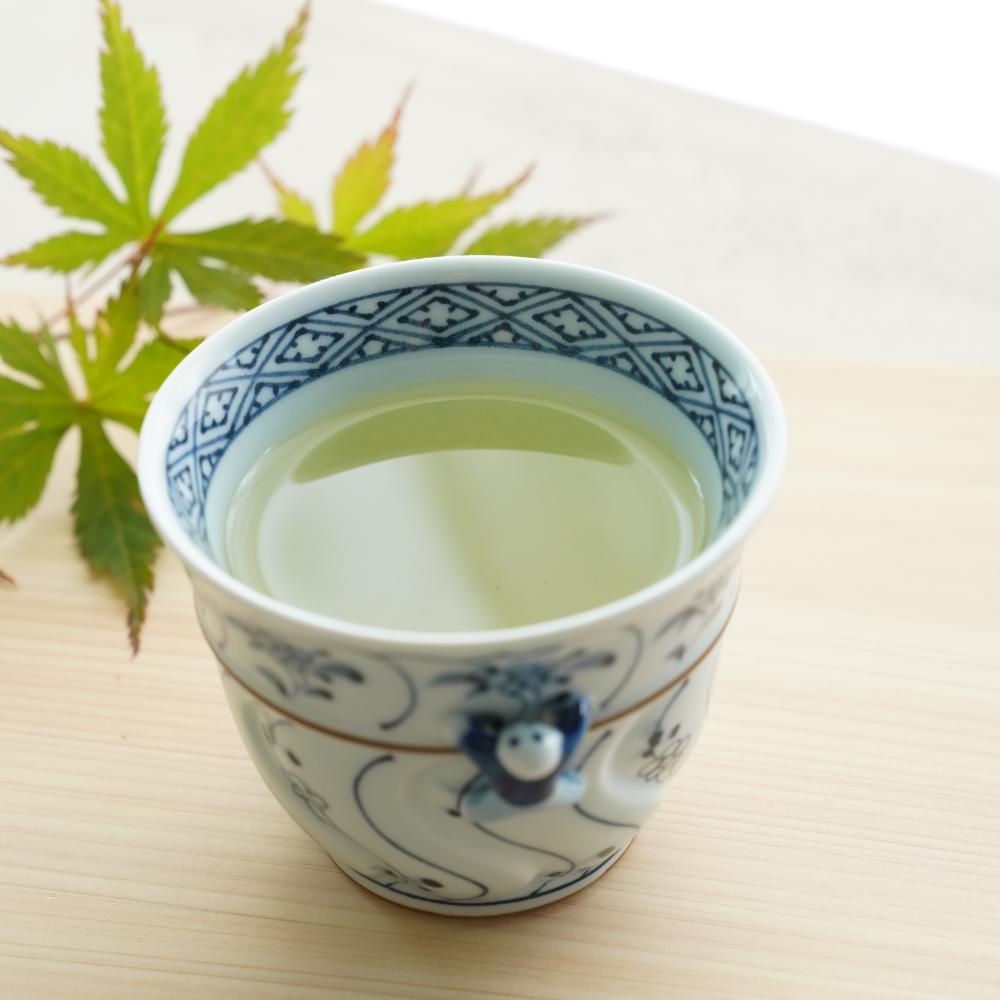 IKKANNJIN CARVED TEACUP WITH WILD FLOWERS (BLUE)