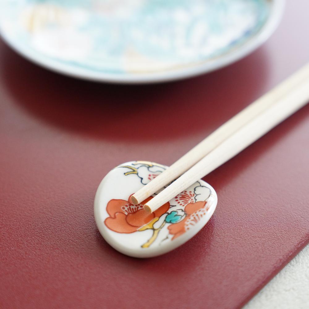 KUTANI WARE CURVED CHOPSTICK REST REIWA HANAMARU PLUM