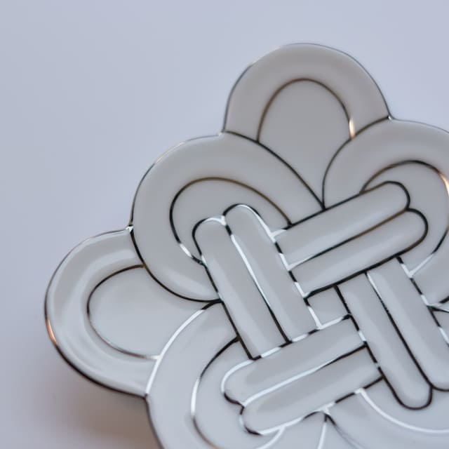 AUSPICIOUS KNOTS SMALL PLATE – PLATINUM LINE (ARITA)