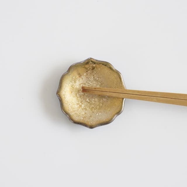 KIKYO-RIM CHOPSTICK REST / SMALL DISH – GOLD (ARITA)