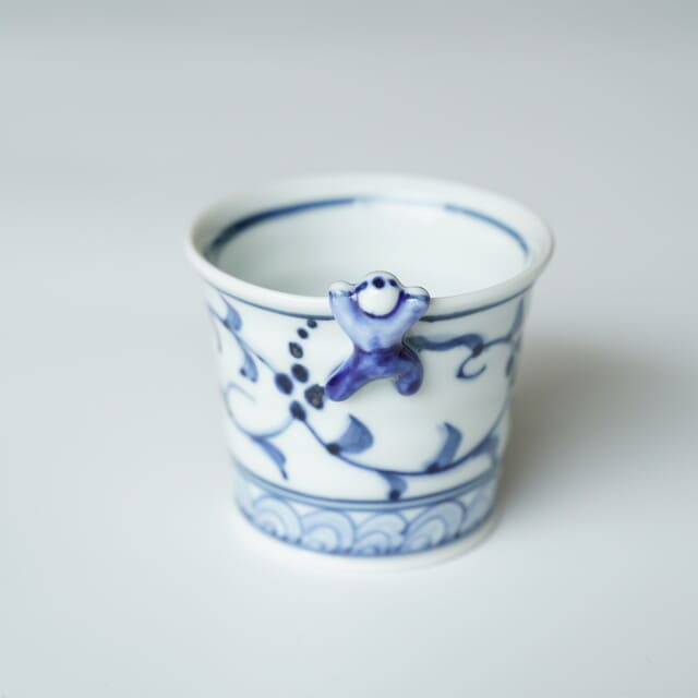 HASAMI WARE "IKKANNJIN" TEACUP / SOBA CUP WITH NUT-ARABESQUE DESIGN