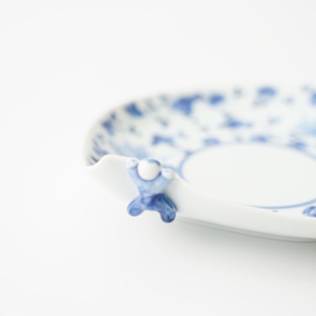 HASAMI WARE "IKKANNJIN" INDIVIDUAL PLATE WITH INDIGO ARABESQUE