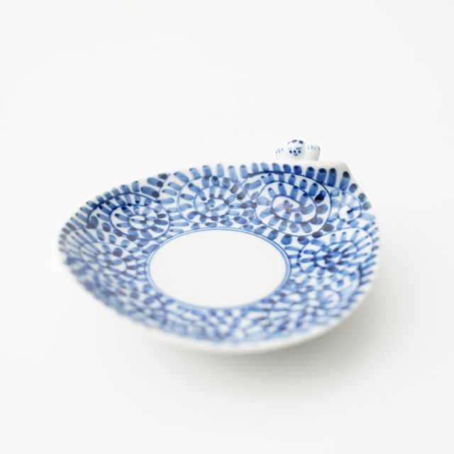 HASAMI WARE "IKKANNJIN" SMALL PLATE WITH OCTOPUS-ARABESQUE PATTERN