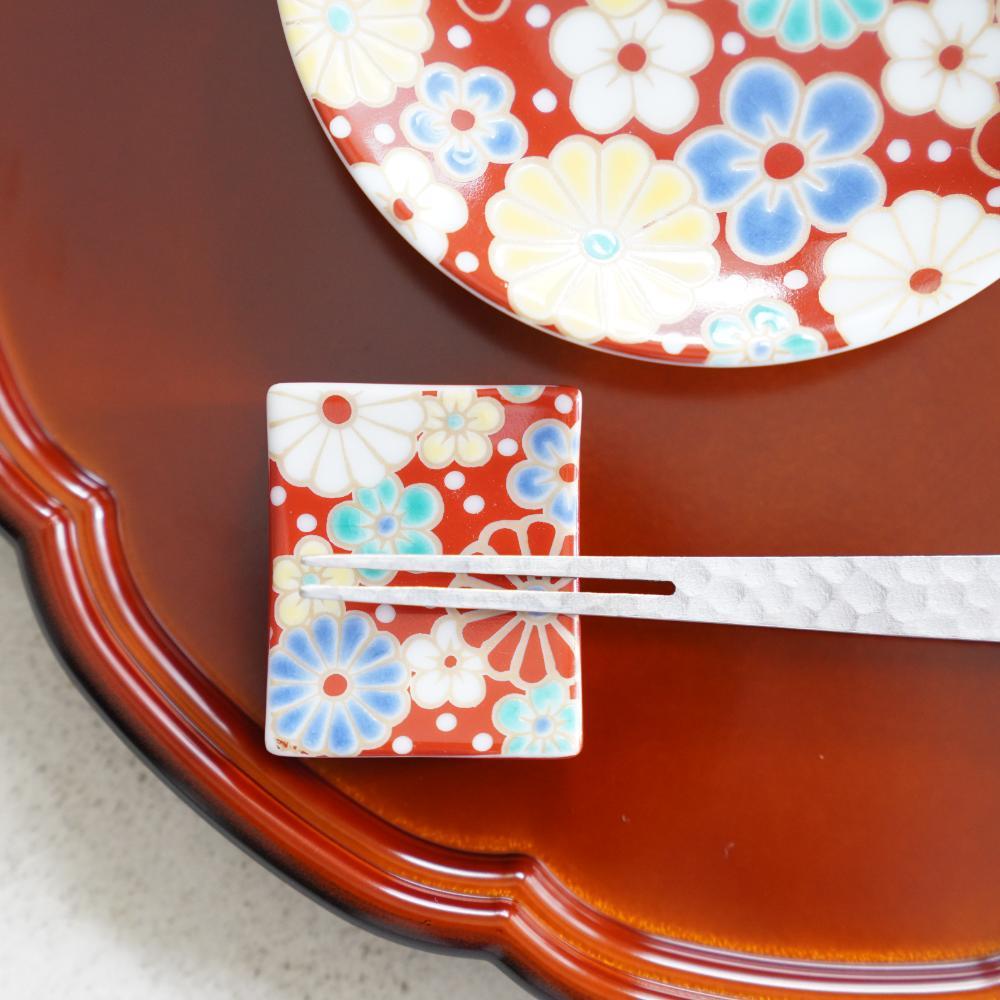 KUTANI WARE SEIKO KILN CHOPSTICK REST WITH PLUM & CHRYSANTHEMUM