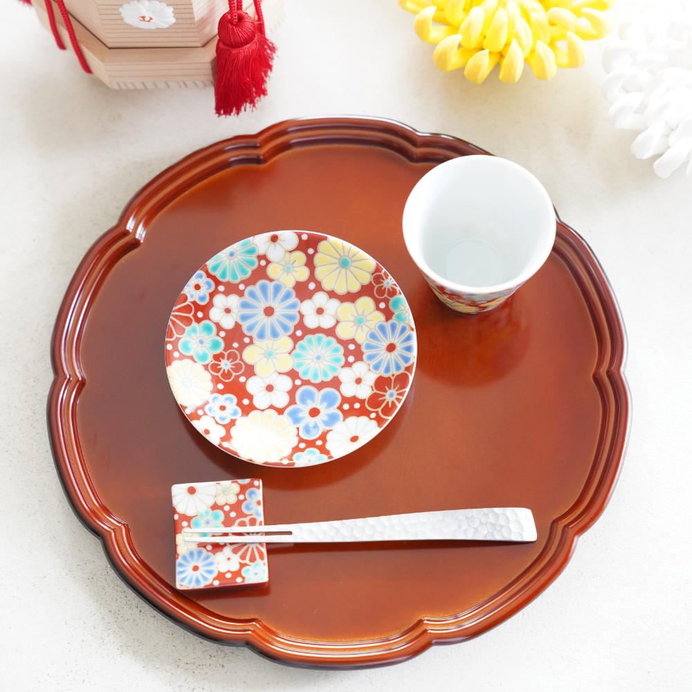 GOOD FORTUNE SAKE CUP WITH PLUM & CHRYSANTHEMUM MOTIF