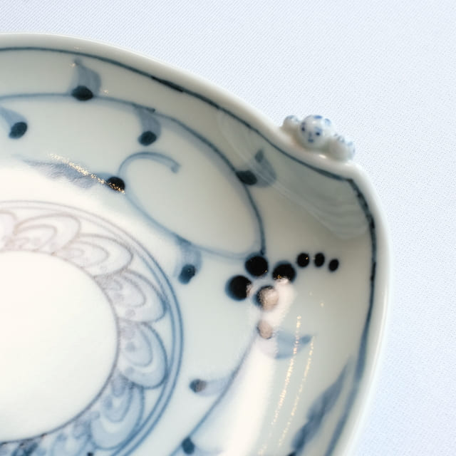HASAMI WARE "IKKANNJIN" INDIVIDUAL PLATE WITH NUT-ARABESQUE PATTERN