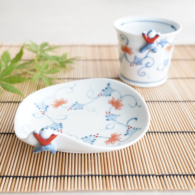HASAMI WARE "IKKANNJIN" SMALL PLATE WITH FACETED FLORAL-ARABESQUE