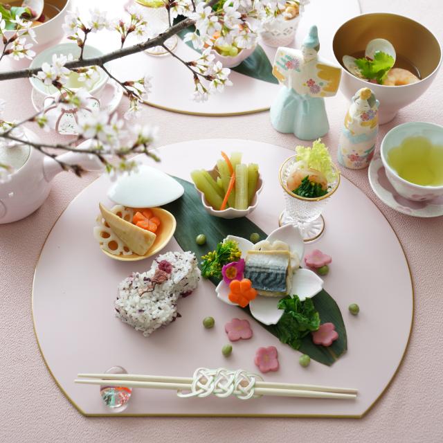 YUWEN ORIGINAL ECHIZEN LACQUER HALF-MOON TRAY PINK MAT WITH GOLD RIM