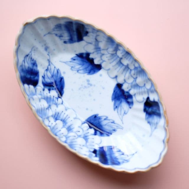 HASAMI WARE CHRYSANTHEMUM-SHAPED SMALL BOWL WITH PEONY BRUSHWORK