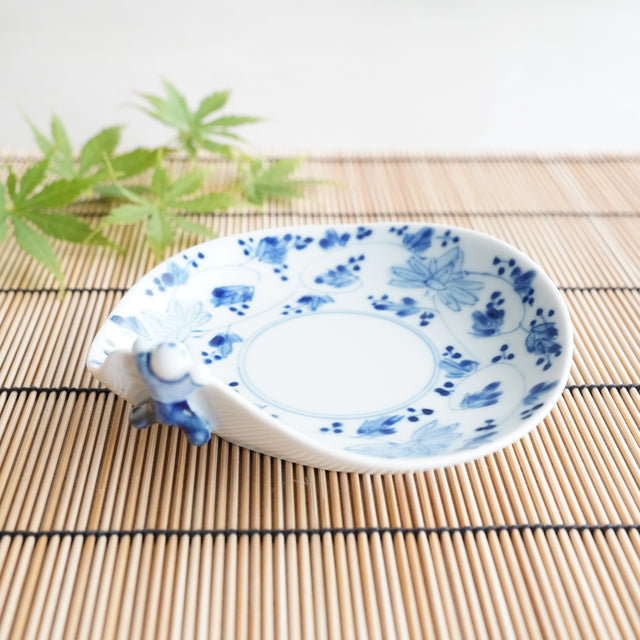 HASAMI WARE "IKKANNJIN" SMALL PLATE WITH INDIGO ARABESQUE