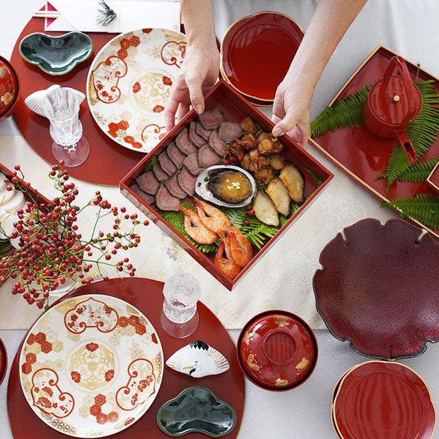 YUWEN ORIGINAL ECHIZEN LACQUER HALF-MOON TRAY PERSIMMON RED WITH GOLD RIM