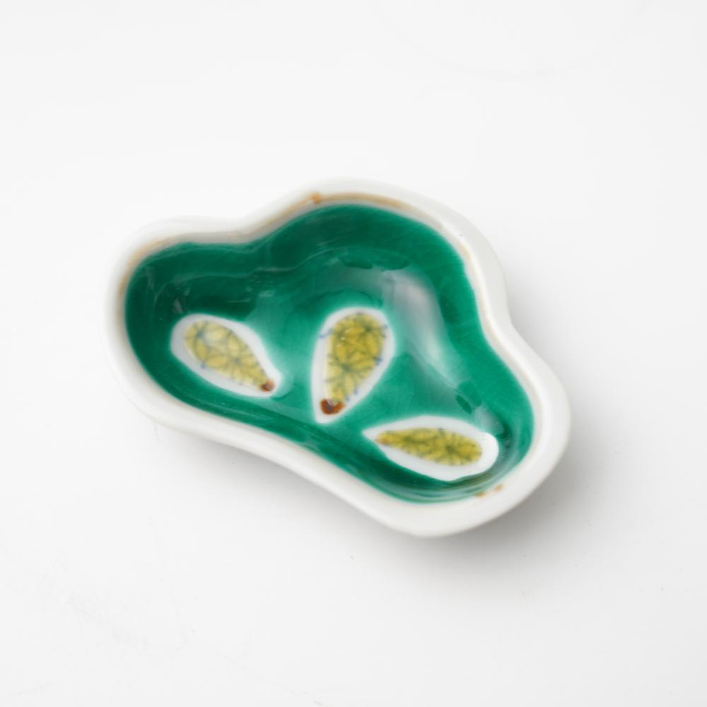 KUTANI WARE SOHATO KILN GOOD FORTUNE SMALL PLATE WITH PINE