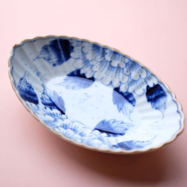 HASAMI WARE CHRYSANTHEMUM-SHAPED SMALL BOWL WITH PEONY BRUSHWORK