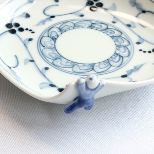 HASAMI WARE "IKKANNJIN" INDIVIDUAL PLATE WITH NUT-ARABESQUE PATTERN