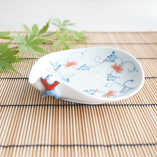 HASAMI WARE "IKKANNJIN" SMALL PLATE WITH FACETED FLORAL-ARABESQUE
