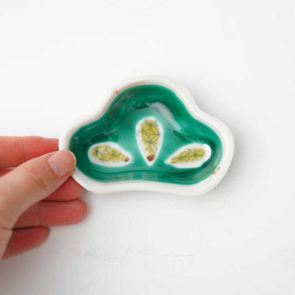 KUTANI WARE SOHATO KILN GOOD FORTUNE SMALL PLATE WITH PINE