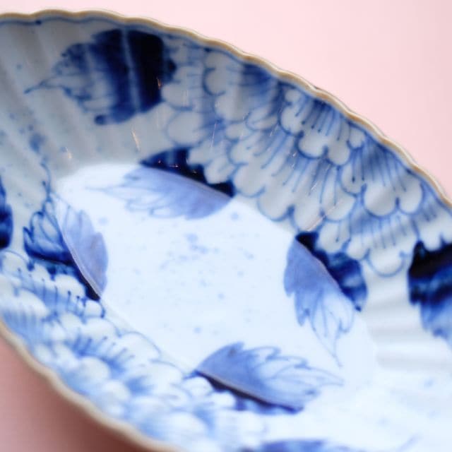 HASAMI WARE CHRYSANTHEMUM-SHAPED SMALL BOWL WITH PEONY BRUSHWORK