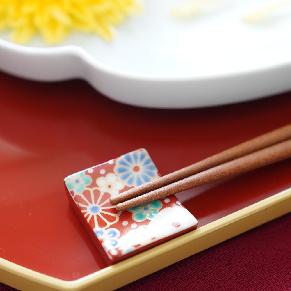 KUTANI WARE SEIKO KILN CHOPSTICK REST WITH PLUM & CHRYSANTHEMUM