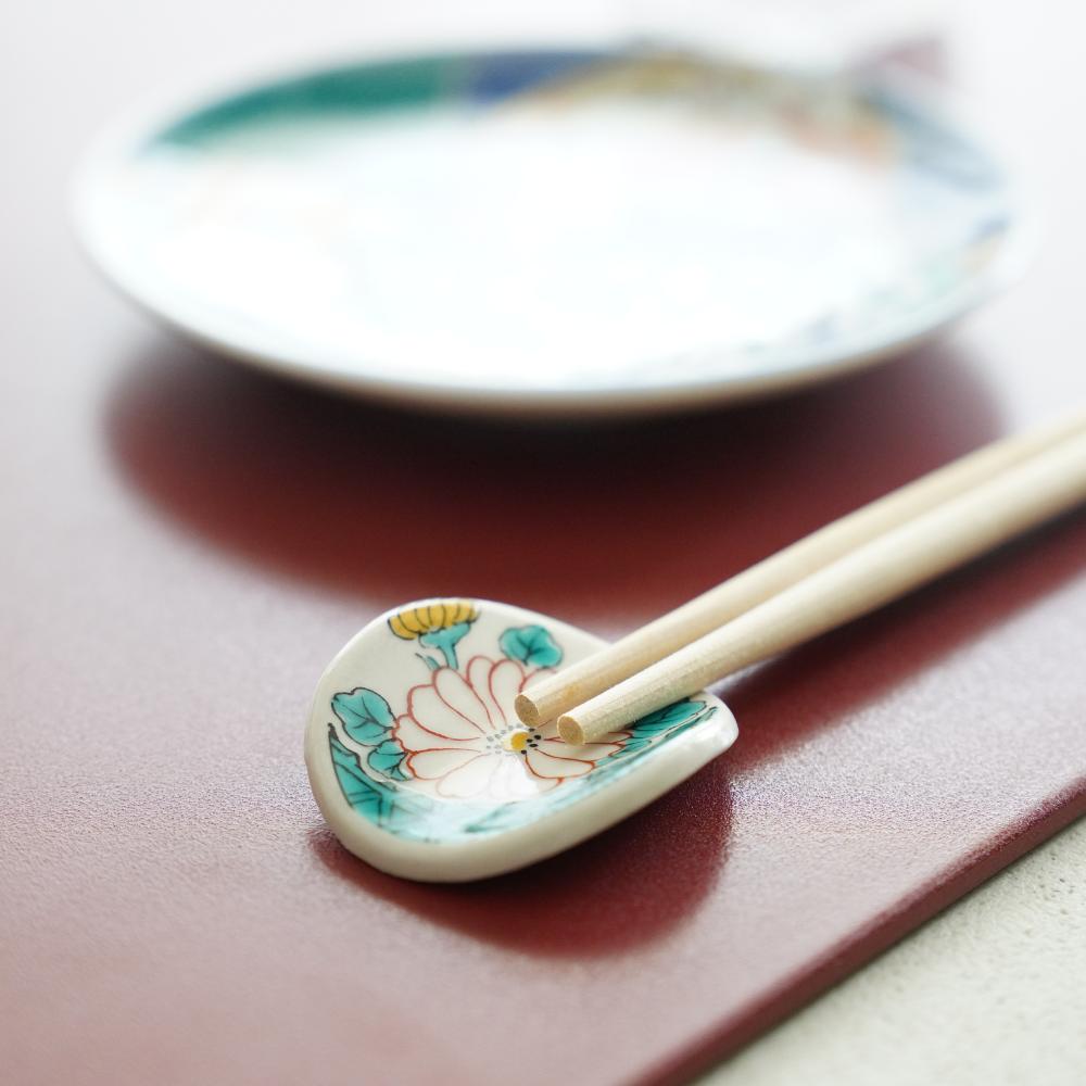 KUTANI WARE CURVED CHOPSTICK REST REIWA HANAMARU CHRYSANTHEMUM