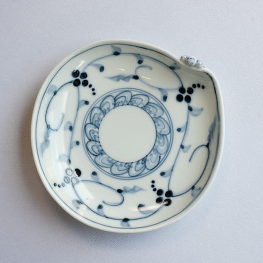 HASAMI WARE "IKKANNJIN" INDIVIDUAL PLATE WITH NUT-ARABESQUE PATTERN