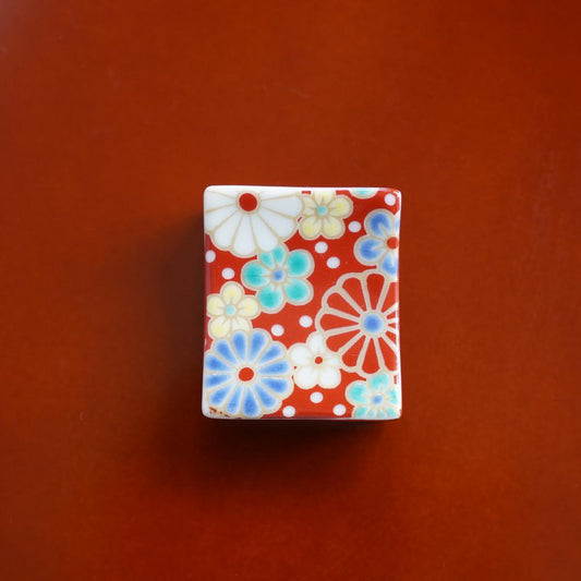 KUTANI WARE SEIKO KILN CHOPSTICK REST WITH PLUM & CHRYSANTHEMUM