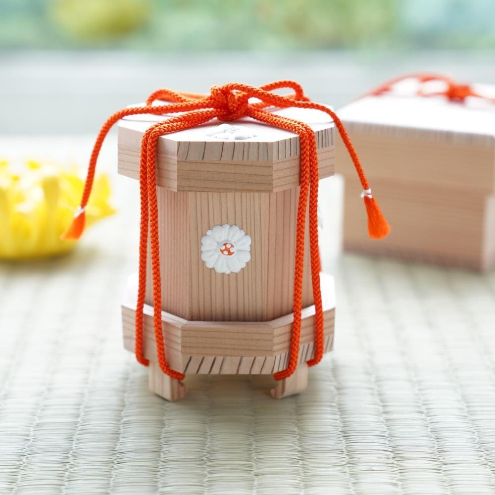 Cedar shell bucket kaioke with chrysanthemum gofun relief