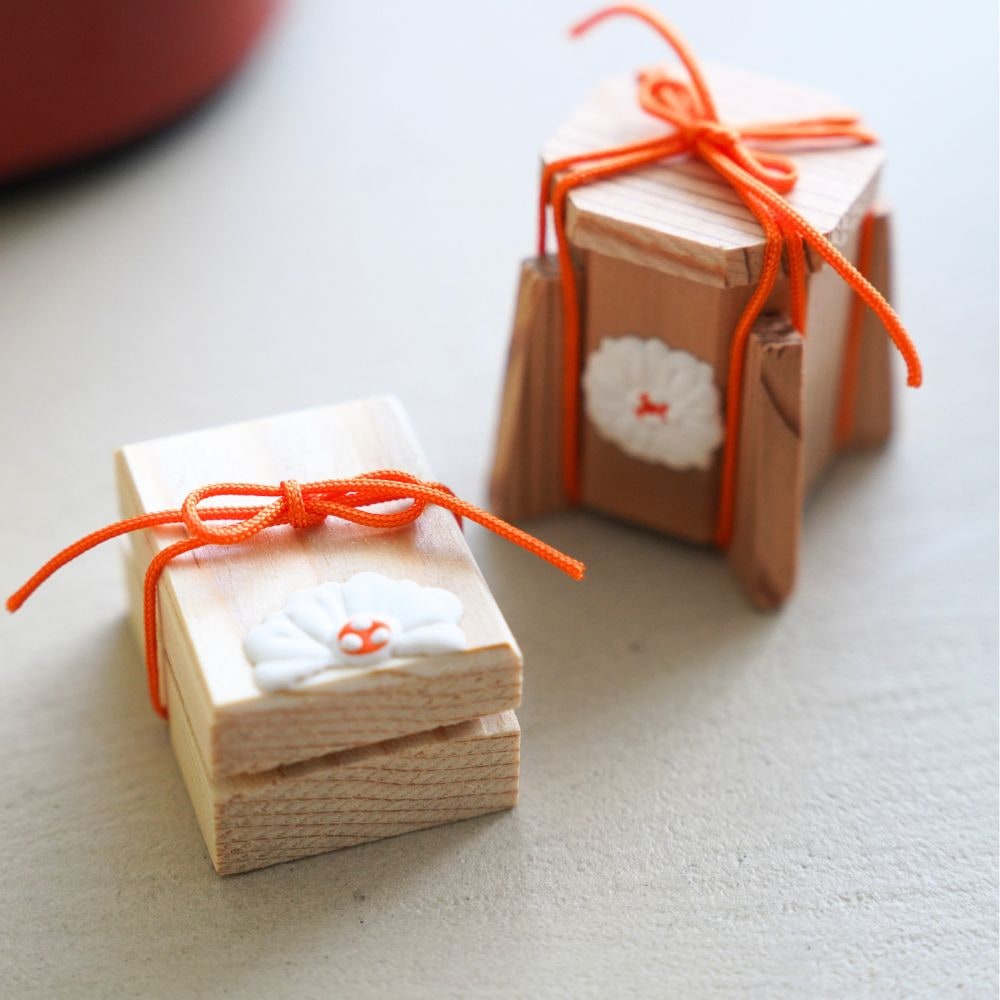 Miniature cedar shell bucket and letter box with chrysanthemum relief