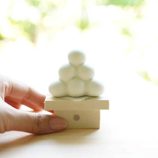 BOULETTES DE LUNE SUR SUPPORT SANPŌ – DÉCORATION CHIRIMEN (KYOTO)